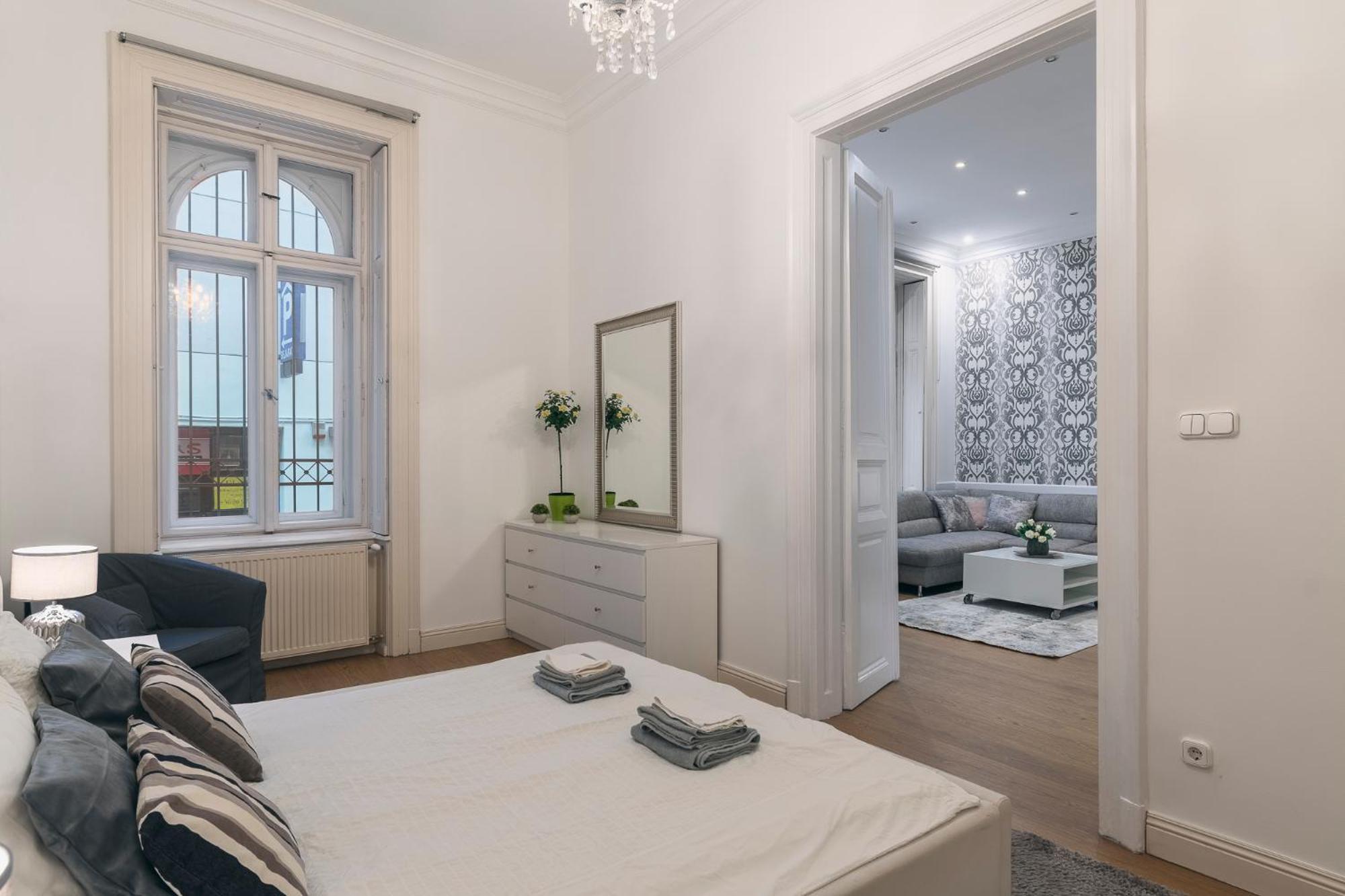 Ruin Bar 2 Bedroom 1.5 Bath Apt. Sleeps 6 Apartman Budapest